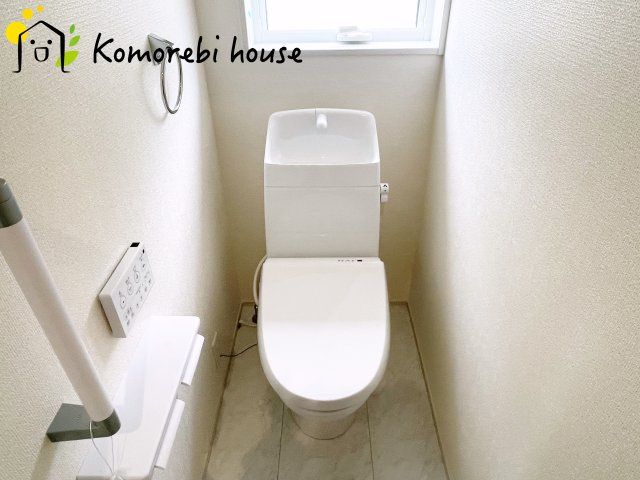 落ち着いた色調のトイレです