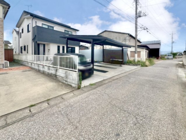 ■外観｜周囲の見渡しが良く、車の出入りの際も安全確認がしやすいため、小さなお子様がいるご家庭でも安心です♪
