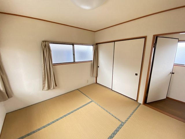 スッキリとした印象の和室には、収納スペースを完備。生活感を隠しながらも、衣類や寝具、生活用品などをしっかりと収納できます。窓からの採光も良く、明るく使い勝手の良い居住空間として活用できます。