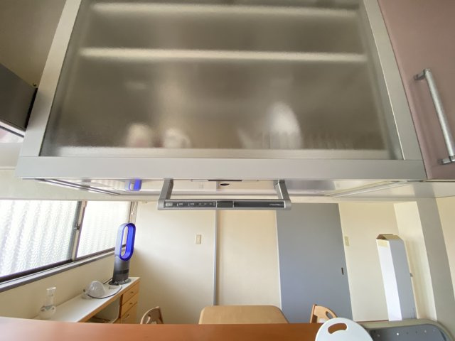 吊戸棚と一体化した吊り上げ式食洗機は、キッチンのスペースを有効に活用できる便利な設備。作業台を広く使えるうえ、目線の高さにあるため出し入れがしやすく、家事負担を軽減してくれます。