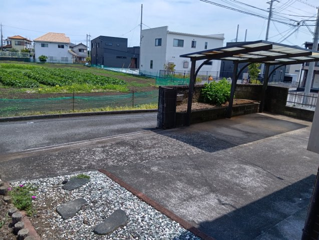 お車は並列で3台駐車可能です。ご家族のお車もゆとりをもって駐車可能です。　