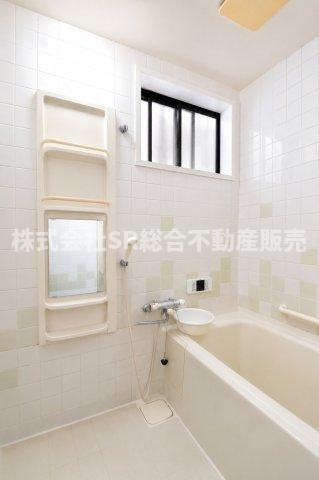 お風呂には窓もあり、換気がバッチリとできます☆（室内写真は加工により家具等を消しています。）