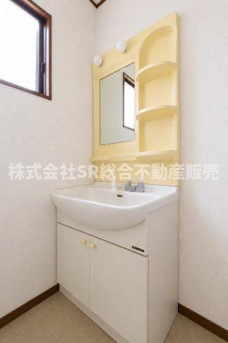 独立洗面台、小物を置くことができて便利です（室内写真は加工により家具等を消しています。）