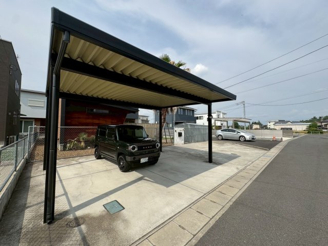 車をお持ちの方に嬉しい駐車場付きの物件です