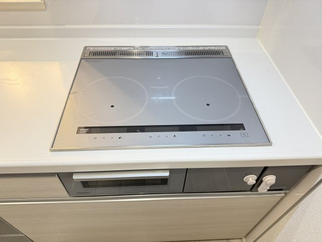 フラットでお手入れがしやすいIHクッキングヒーターは安全性と使いやすさを兼ね備えています。火を使わないので小さなお子様がいる家庭でも安心。加熱調整もスムーズで省エネ効果も期待でき調理をサポートします。