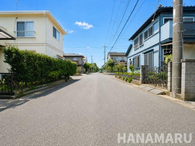 前面道路は南東側6.7m、南西側6m。車の通勤や送迎を想定し、進入方向や見通し、駐車場への出入りも現地でご確認ください。