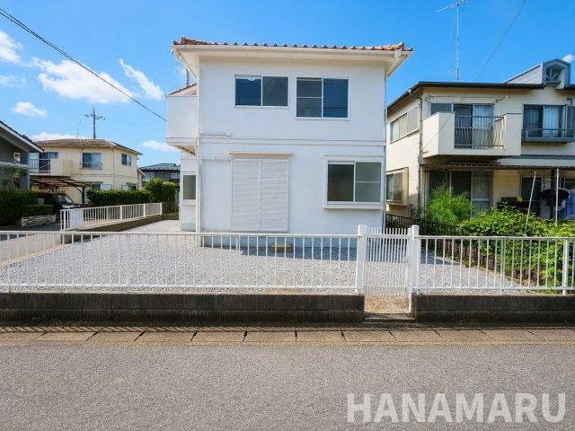 建物横の屋外スペースと道路の位置関係が分かる一枚。駐車位置や車の向き、玄関までの動線を現地で確かめてみてください。