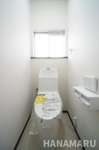 トイレは温水洗浄便座付き。窓があり、明るさを取り込みながら換気もできます。毎日使う場所も整えられています。