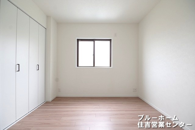約5.8帖の洋室です！お部屋には収納や窓があります！