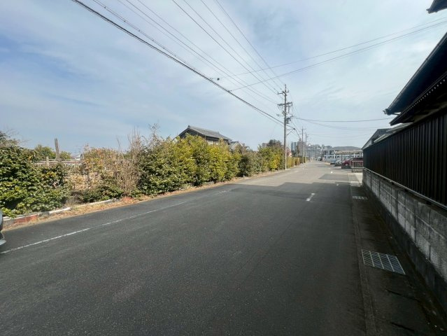 南側道路と対象地（東向きに撮影）