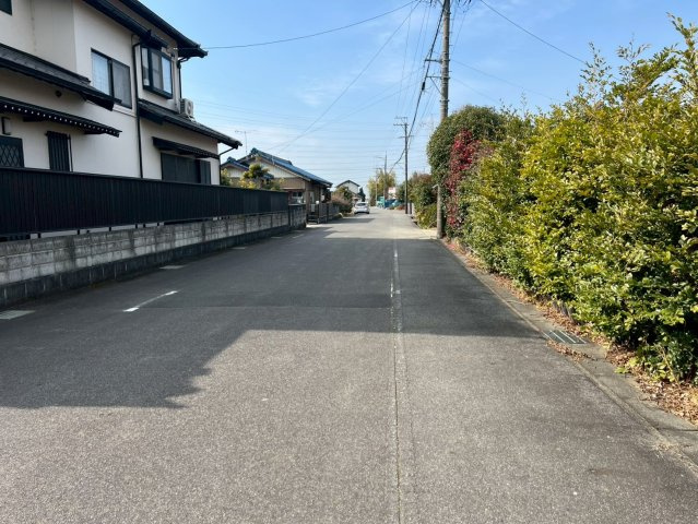 南側道路と対象地（西向きに撮影）