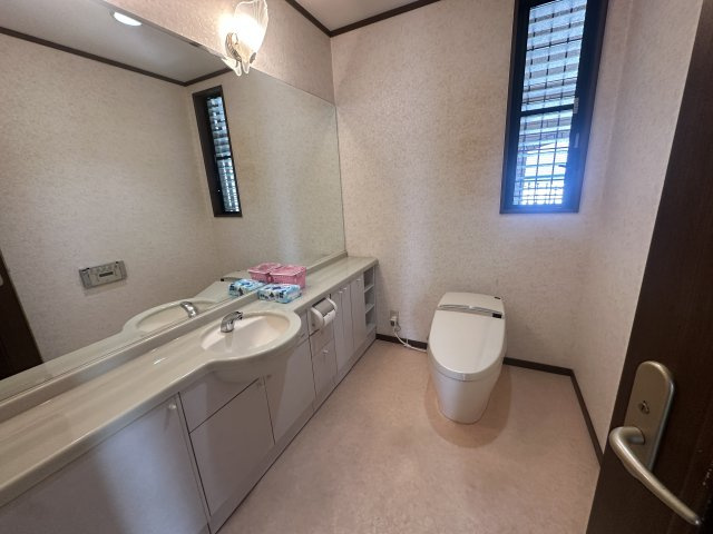 小さい部屋ほどある広いトイレです。