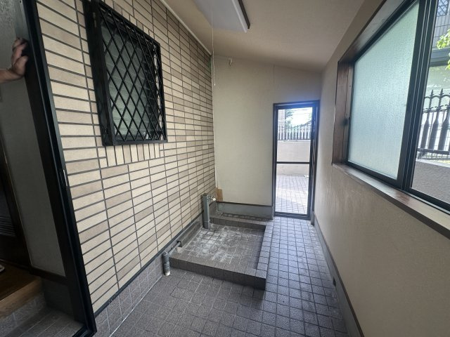 土間部分の選択スペースは、よごれた服を室内に入る前に洗濯機にいれて洗えるよう考えられてます。遊びざかりの子供さん、アウトドア好きな方には便利なスペースです。
