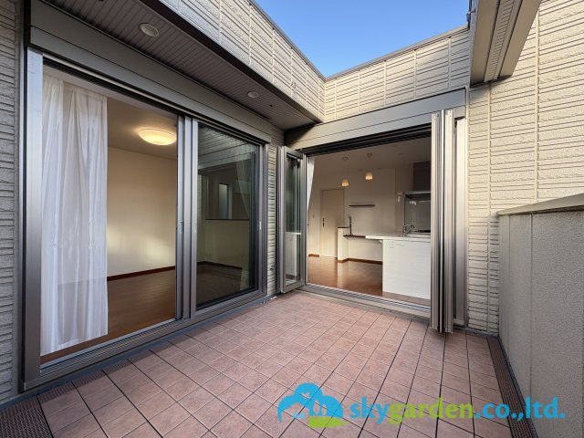 キッチン、ダイニング、リビング、バルコニーが一体化