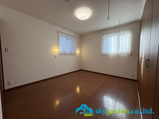 広くて明るい寝室