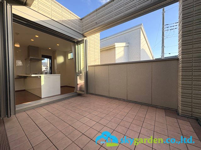 開放的で明るい空間を演出してくれるバルコニーです