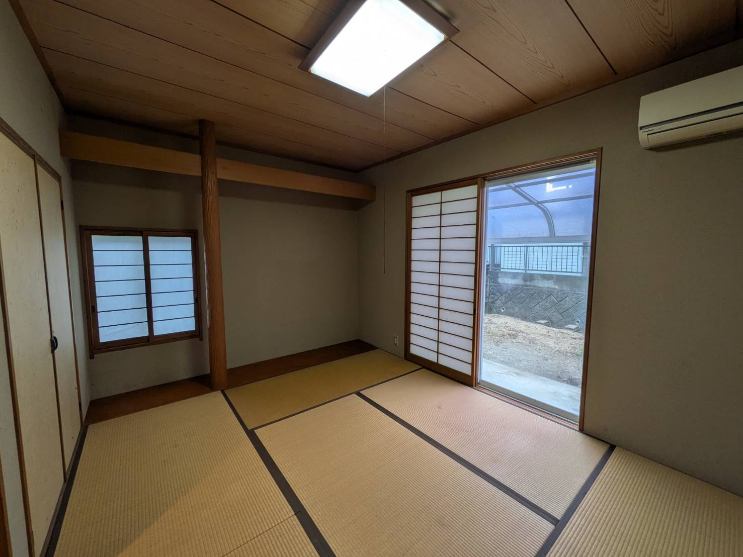 落ち着いた雰囲気が魅力の和室です。入居前には畳表替え、障子・襖の貼替えを予定しており、気持ちよくお使いいただけます。床の間も備え、季節の飾りや来客用、くつろぎの空間など幅広く活用できる一室です。