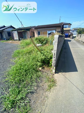 静かな住環境にある縦長の更地です。♪ぜひ現地でご体感ください