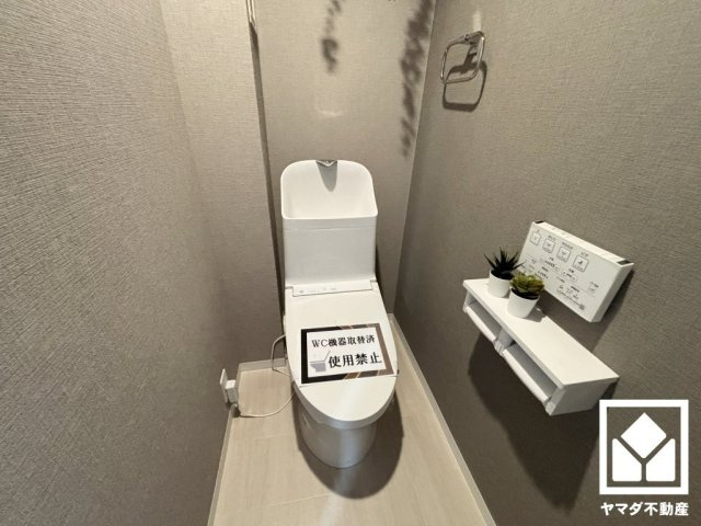 明るく清潔感溢れるトイレです。温水洗浄便座付きで、季節を問わずいつでも温かい便座をお使いいただけます。2連トイレットペーパーホルダーなのでお取替えの手間が軽減できます。