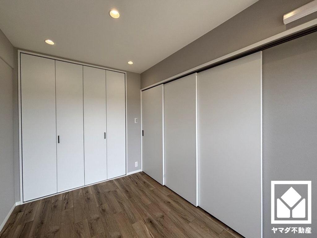 リビングに隣接する引き戸のお部屋で、一体利用も可能です。全居室フローリングでお掃除ラクラクです。