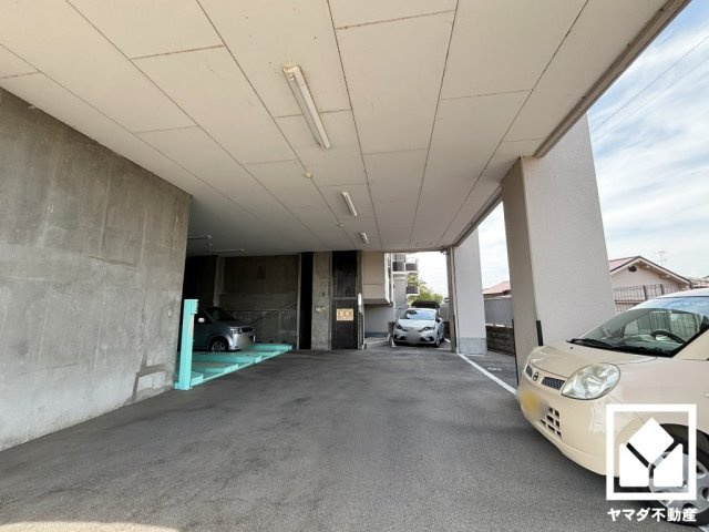 敷地内に駐車場を完備。重い荷物や雨の日の移動もスムーズで、快適なカーライフを実現。空き状況等は弊社スタッフまでお気軽にお問い合わせください。