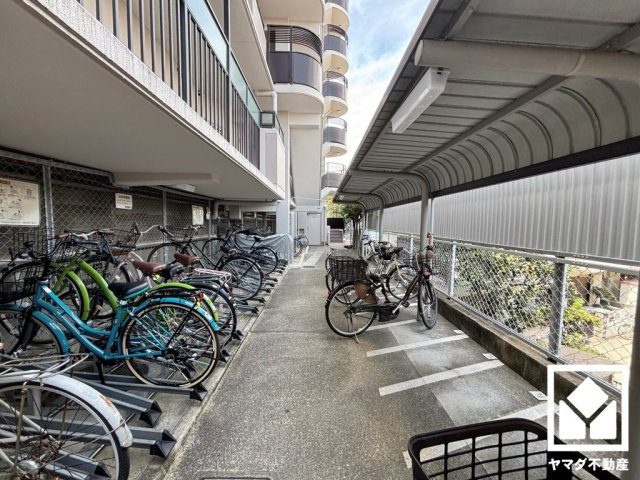 屋根付き駐輪場なので、雨や風、直射日光から自転車を守ることができます。