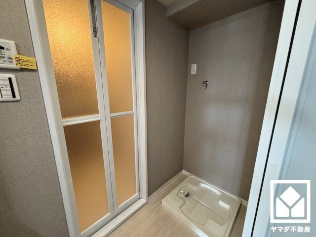 室内洗濯機置場がございますので、天候に左右されず洗濯していただけます。