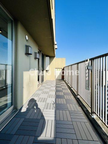 【バルコニー】幅もあって、奥行きもあるゆとりのバルコニー。洗濯物を干したり乾かしたりだけでなく、ただ出てみるだけでも気持ちいいですよ。