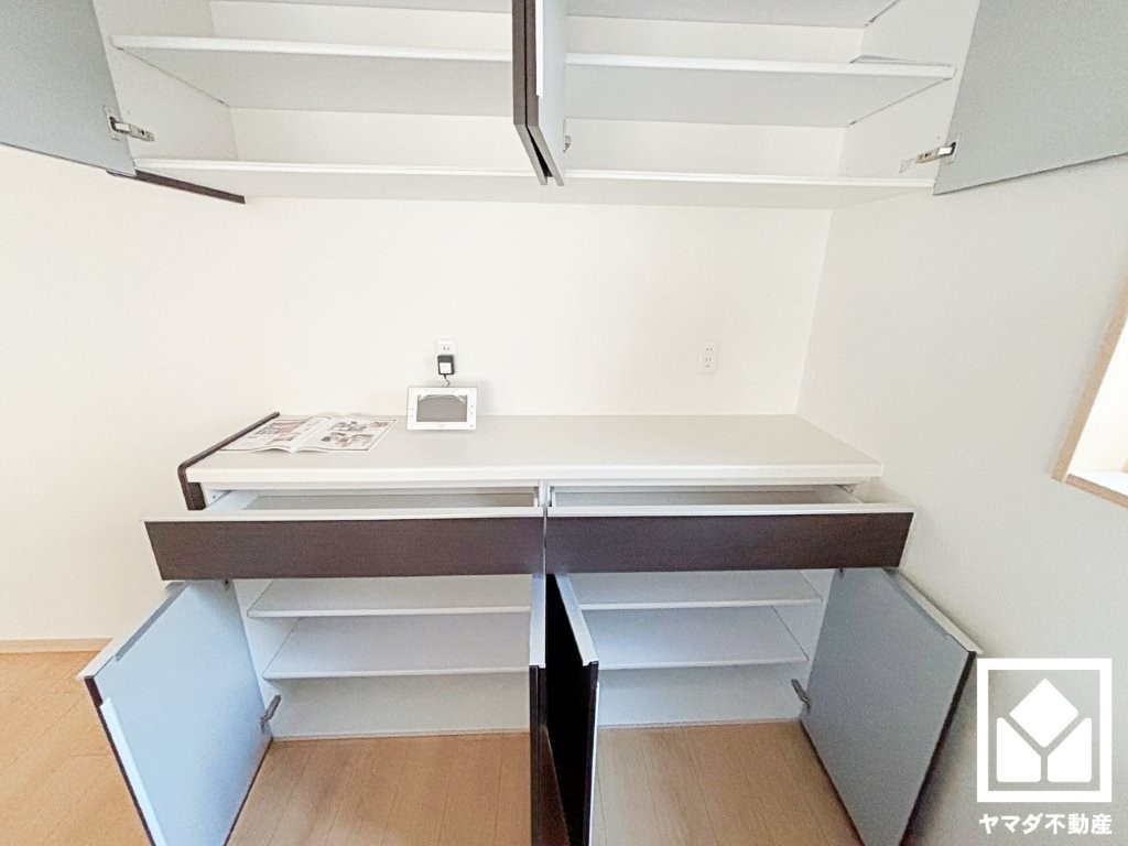 トイレにも小窓が付いており、明るく換気のしやすい空間です。