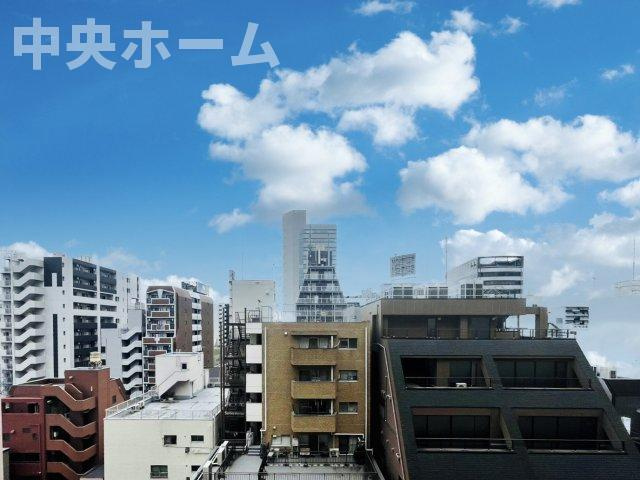 手を伸ばせば、ふれることが出来そうな環境が、そのままインテリアになったような印象です。その豊かな眺望にふさわしい空間には、通風・採光にも優れ、心地よい光と風があふれています
