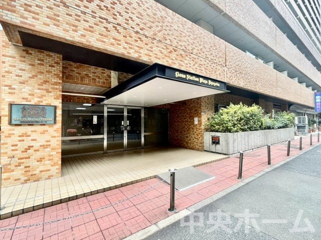 【エントランス】マンションのエントランスは、その物件の印象を決める、顔とも言える場所です。毎日通る場所ですからきれいなのが一番です。エントランス内はオートロックですので暮らしの安全も確保されています。