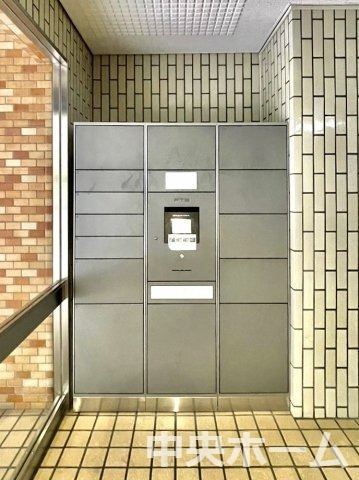 【宅配ボックス】在宅時・不在時に関わらず、居住者の代わりに非対面で宅配物を受け取ってくれる便利な設備です。わかりやすくご説明致しますので見学時にはお部屋だけではなく共用部分もぜひチェックしてください。
