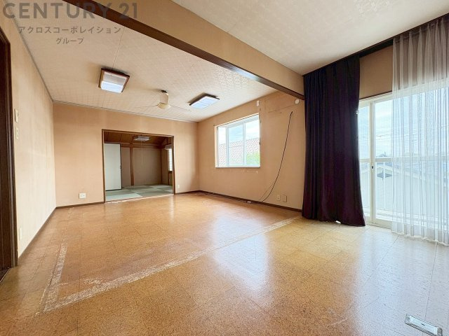 広々とした居間・リビングルーム。