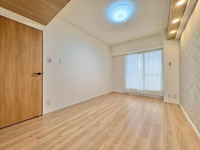 洋室　約7.1帖　照明とアクセントクロスがおしゃれなお部屋です。