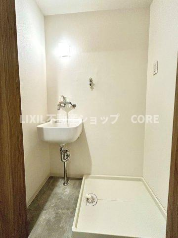 こちらはランドリースペースです。便利なスロップシンクも付いています。