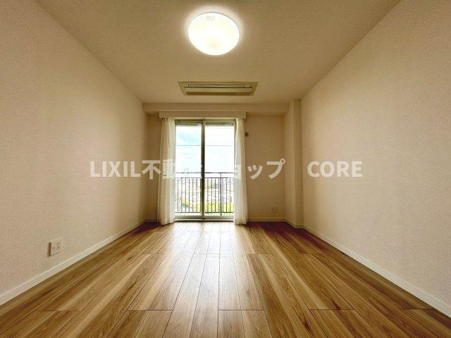 バルコニーに面した大きな窓は、お陽さまの光とさわやかな風をたっぷりとりこめます。