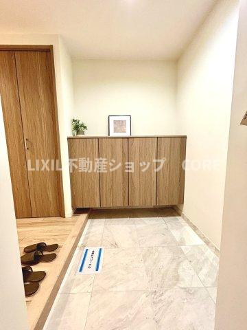 玄関にはシューズボックスの他に何かと便利な収納スペースを兼ね備えております。