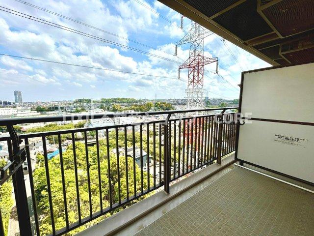 洗濯物が多い家族でも安心のワイドタイプのバルコニー採用！洗濯物も乾きやすいと思います。