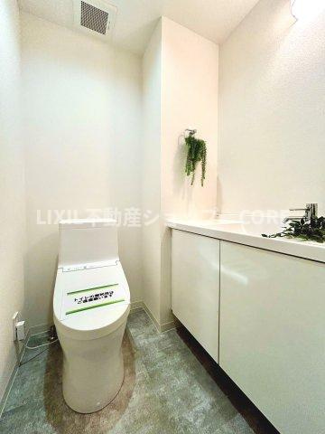 そのゆったりとした空間には洗練されたデザインのウォシュレット付きトイレを装備！