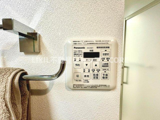 浴室乾燥機能で雨の日でも乾燥が可能。また、浴室内の湿気を排気し、カビの発生を抑えます。
