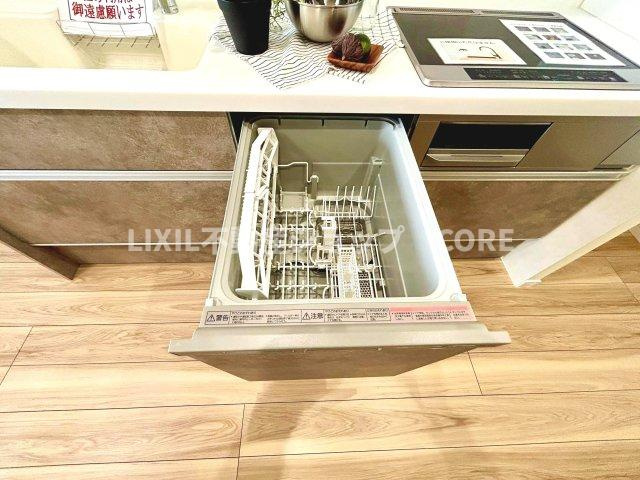 食器洗乾燥機付きで家族の食器もピカピカ。忙しい奥様には欠かせないアイテムのひとつ！！