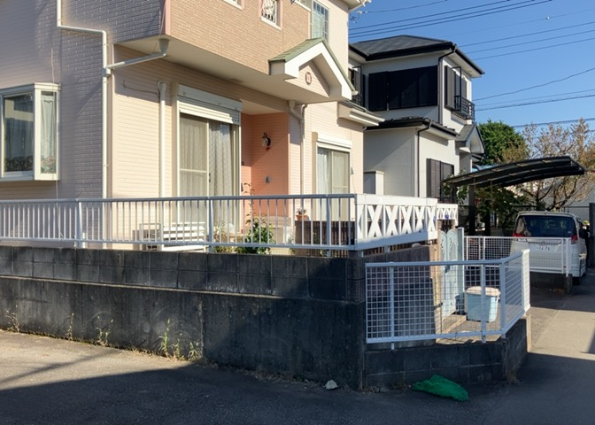 庭のある家に住むことのメリットとして、子どもたちの遊び場を確保できること、ガーデニングや家庭菜園を楽しめること、明るさを確保できることがあります。また、配置を工夫することでプライバシーが確保できます。