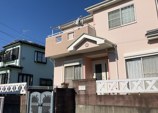 バルコニーは、建物内から室外へ楽に出入りできる便利なスペースです。また、バルコニーには手すりを付けることが義務付けられており、手すりの高さは110cm以上で施工することが建築基準法で定められています。