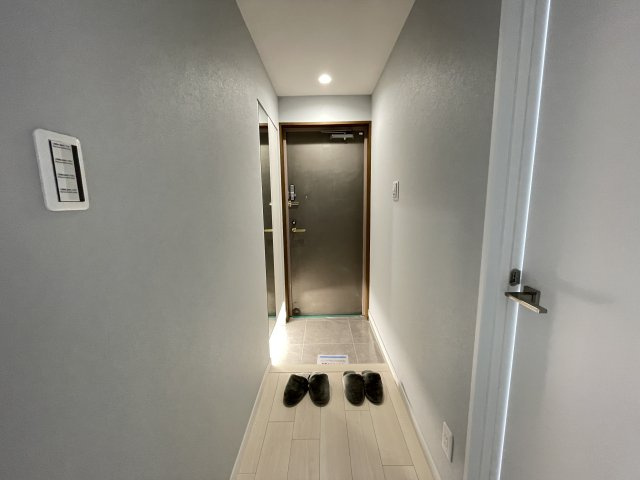 大きな鏡のついた玄関で、お出かけ前の身だしなみチェックもバッチリです。