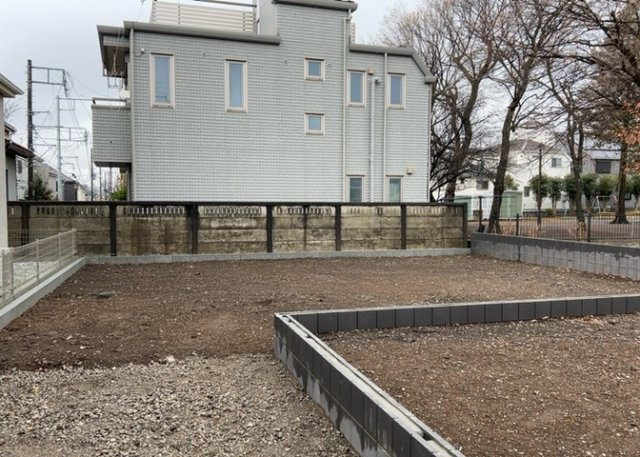 バルコニーは、室外の専用スペースのうち、「屋根がなく開放された空間」であるものを指します。ベランダより広いタイプのものが多く、日当たりもよいため家庭菜園などを楽しみたい人にとって適した環境となります。