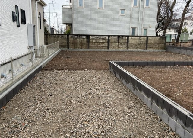 ベタ基礎とは、柱の位置に関係なく全体に基礎がある事を指し、面積が大きい分建物の重さを全体に分散できます。また、地面からの湿気や害虫を遮断でき、木造住宅で心配されるシロアリ被害を防ぐ効果も期待できます。