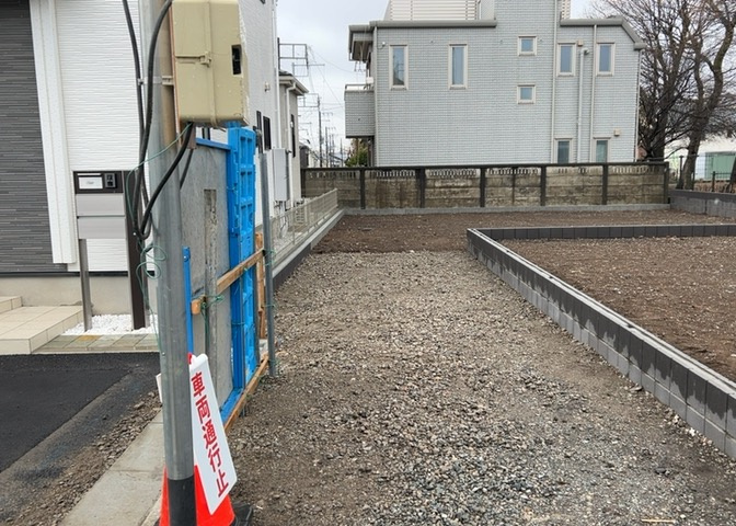 道幅が広い場所は日当たりや風通が良好です。幅が広いのですれ違いも可能ですし大きな車でも駐車可能！一方で、大型車が通ることも多くなるため交通量の増加により騒音に繋がります。また土地の値段が高くなります。