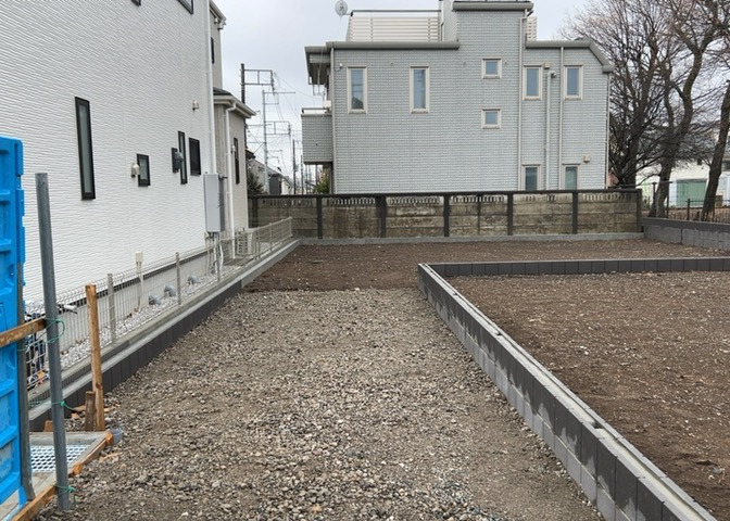 現在は更地となっています。現地をご見学に行く際は、道路の幅や周辺の交通量、施設などをご確認頂くことをおすすめします！ある程度イメージをつけたいという場合は、同売主の施工事例や完成パースもお見せします。