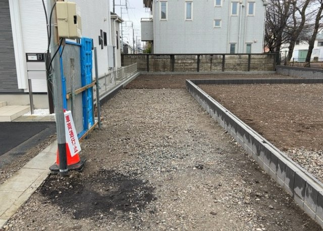 車一台あたりに必要なスペースは、標準サイズの普通自動車で横幅2m50cm、長さ5mは必要になります。ただし、乗降のことも考慮して横幅3m30cm、長さ5m50cmほどは確保できるところを選びましょう。