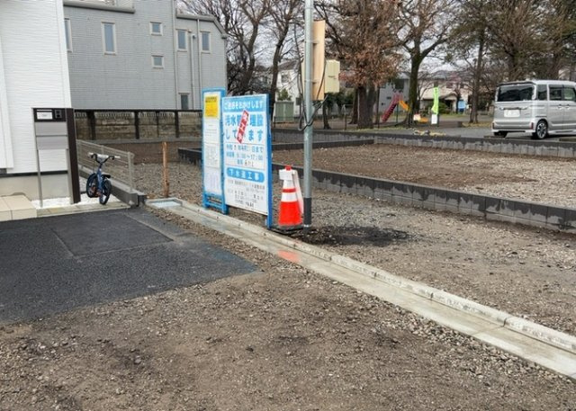 お持ちの車種によっては前面道路が広い方が便利でしょう。しかし、前面道路が広ければその分交通量が多くなるため、騒音などが気になる場合があります。実際に現地を見学し、周辺交通量や騒音などを確認しましょう！